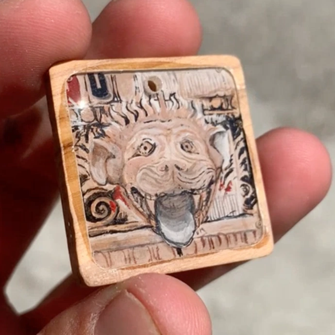 Charm testa Leonina dipinto a mano